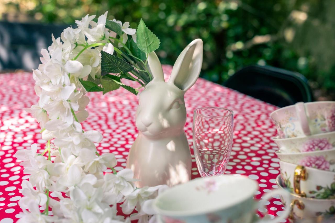 The Wonderland Townhouse - Alice In Wonderland 7Bdr Home Бат Екстериор снимка