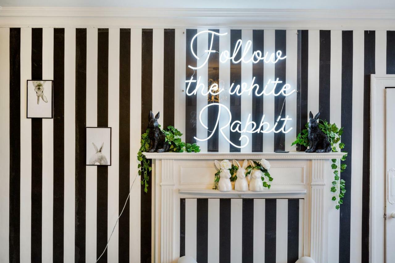 The Wonderland Townhouse - Alice In Wonderland 7Bdr Home Бат Екстериор снимка
